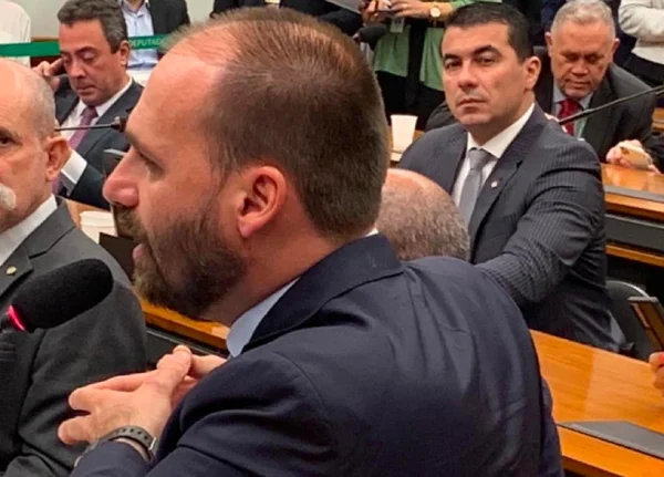 Do lobby ao estelionato, Eduardo Bolsonaro e Luis Miranda batem boca