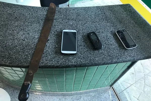 Mulher leva golpe de facão na cabeça durante assalto no DF