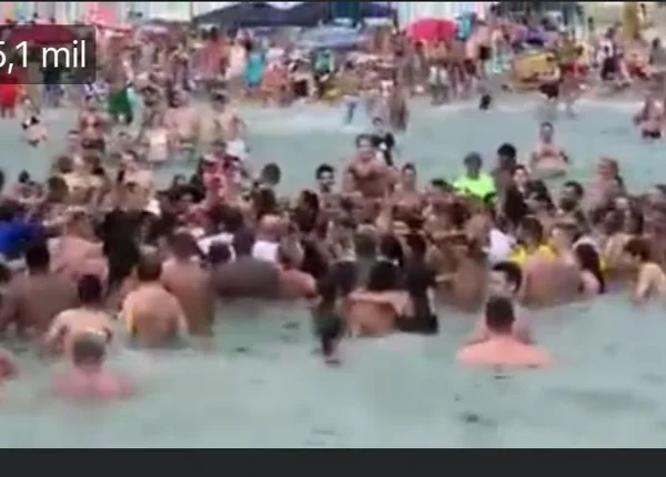 Vídeo: Bolsonaro nada em Praia Grande até banhistas que, aglomerados, gritam: “Mito”