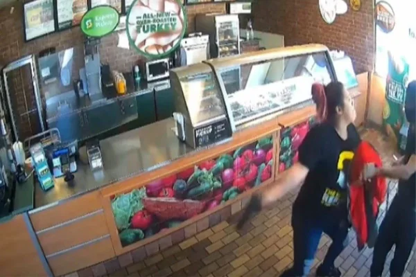 funcionária subway enfrenta assaltante