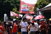 Durante o ato, foram vistas bandeiras e panfletos dos candidatos Leandro Grass e Lula, que busca a reeleição à Presidência da República Durante o ato, foram vistas bandeiras e panfletos dos candidatos Leandro Grass e Lula, que busca a reeleição à Presidência da República