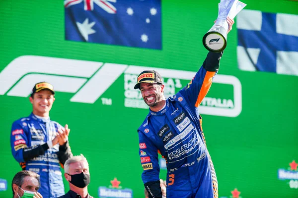 Ricciardo comemora no pódio
