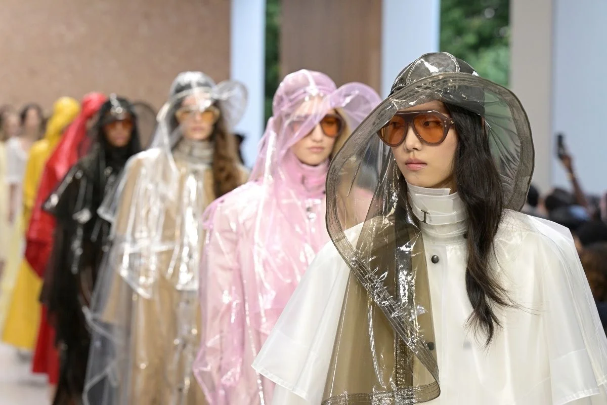 Acessórios maximalistas são aposta do Paris Fashion Week