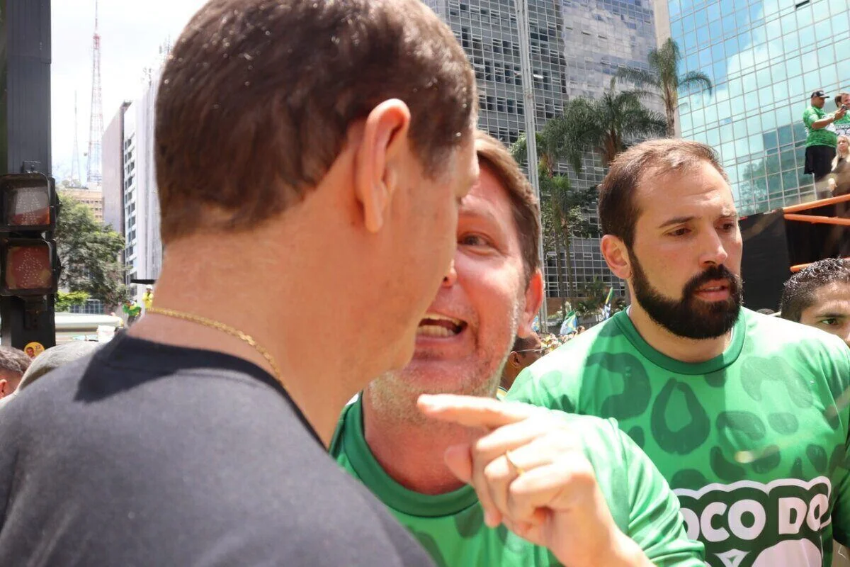 Frias ficou do lado de Eduardo Bolsonaro, em críticas contra Salles Frias ficou do lado de Eduardo Bolsonaro, em críticas contra Salles