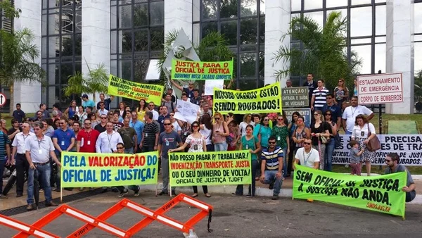 Vídeo: oficiais de Justiça quase são atropelados ao apreender Audi A4