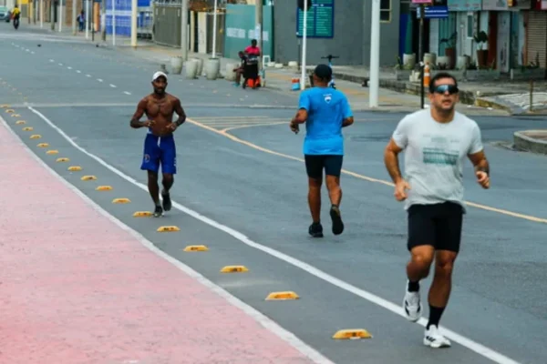 Imagem colorida, esportistas correndo- Metrópoles