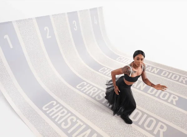 Na imagem com cor, Elaine Thompson-Herah estrela campanha da Dior para os Jogos Olímpicos de Paris - Metrópoles