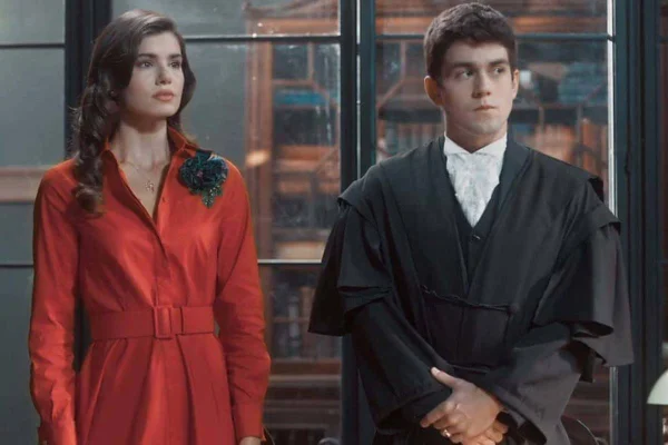 cena de amor perfeito com Julio vestiod de toga e marê de vestido vermelho - metrópoles