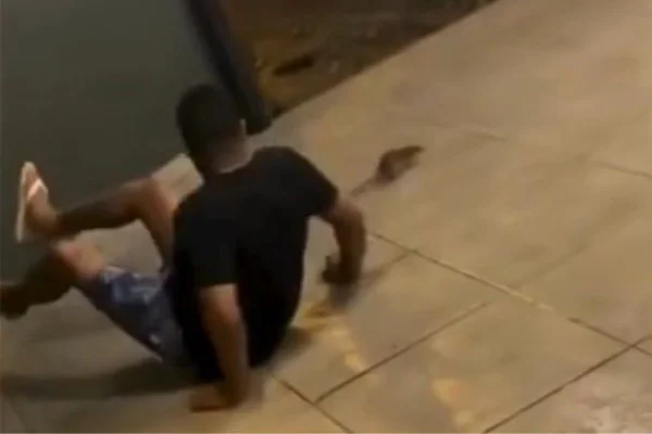 Imagem colorida mostra rato fugindo de funcionário de hamburgueria no litoral de São Paulo - Metrópoles