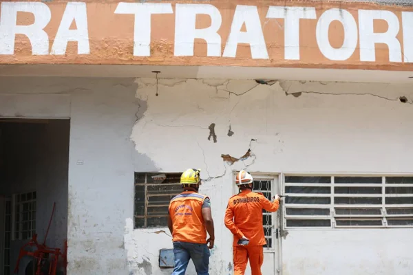 Bombeiros evacuam prédio sob risco de desabamento no Distrito Federal