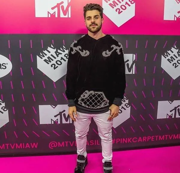 O DJ Alok também soma a lista de personalidades que se renderam às peças da marca O DJ Alok também soma a lista de personalidades que se renderam às peças da marca