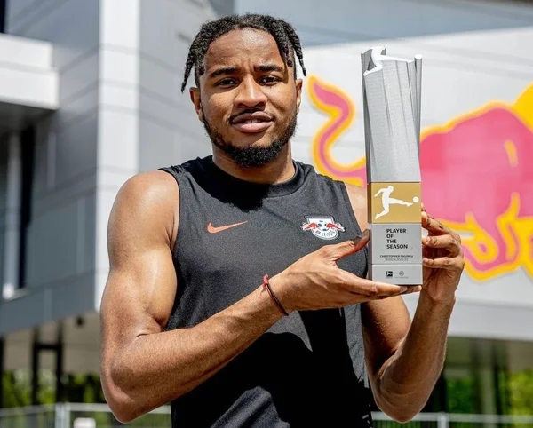 Christopher Nkunku segura prêmio de melhor jogador da temporada no CT do RB Leipzig