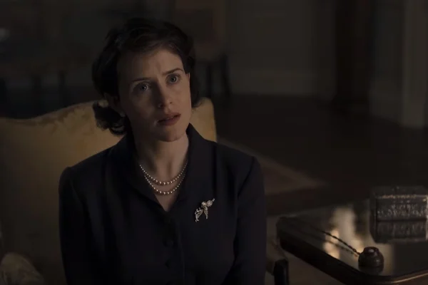 Broches voltam a ser item de desejo após seriado “The Crown”