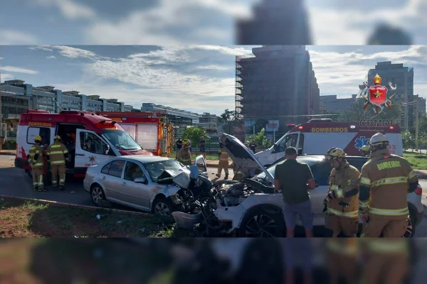 Foto colorida de acidente de carro em via do Noroeste
