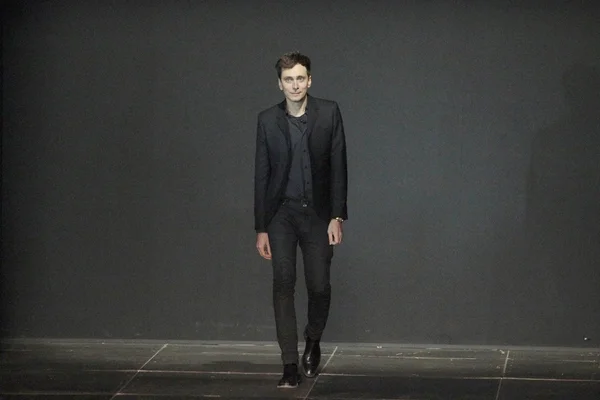 estilista Hedi Slimane na passarela