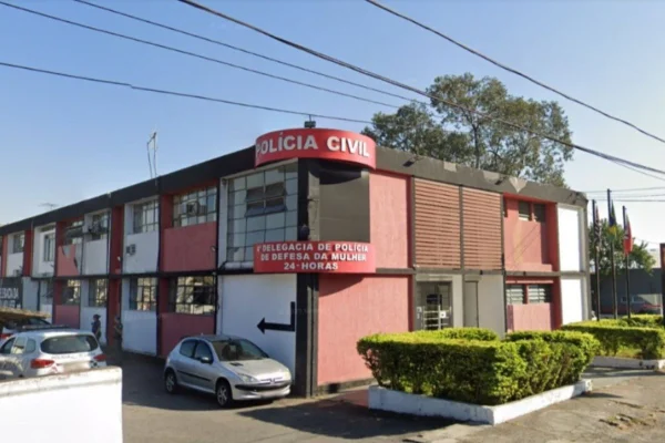 Foto colorida de fachada da 4ª Delegacia de Defesa da Mulher (DDM), na zona norte de São Paulo.