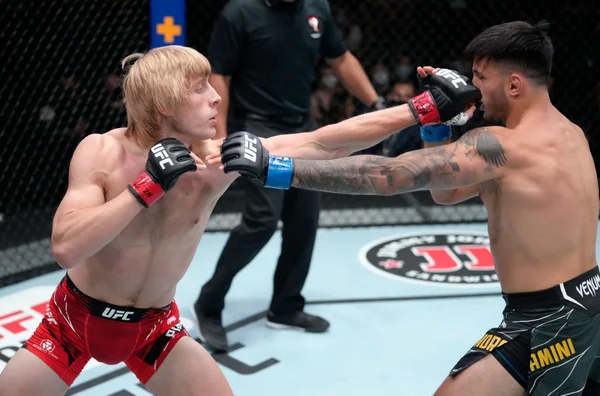 À direita, o brasileiro Luigi Vendramini, peso-leve, em luta contra o inglês Paddy Pimblett em luta do UFC