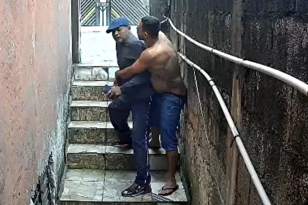 Imagem colorida mostra briga que supostamente terminou com homem morto em Ribeirão Pires. Metrópoles