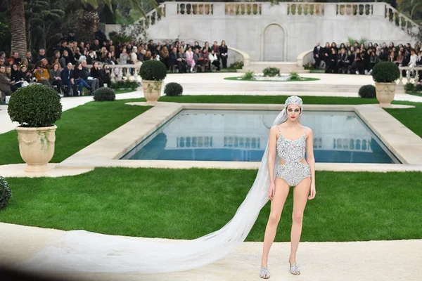 Sem Karl Lagerfeld na passarela, Chanel surpreende com noiva de maiô