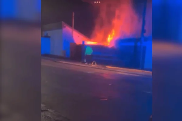 As chamas tomaram conta do estádio do pequeno Macclesfield , da 6ª divisão da Inglaterra