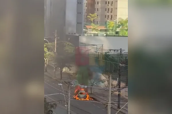 CArro pega fogo em BH