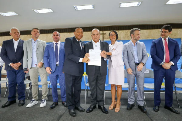 Ibaneis entrega 40 escrituras de igrejas e templos religiosos