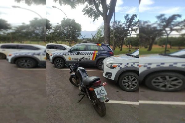 Motocicleta apreendida em pátio com viaturas da PMDF