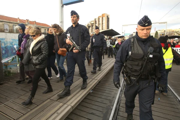 Guarda policial em manifestações em Montpellier, na França