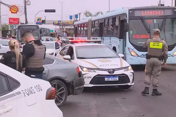 Foto de local em que morreram 2 homens vítimas de ataque a tiros enquanto estavam em um carro em Alvorada, Rio Grande do Sul
