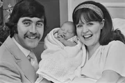 Pauline Collins e o marido John Adelton, segurando a primeira filha do casal Pauline Collins e o marido John Adelton, segurando a primeira filha do casal