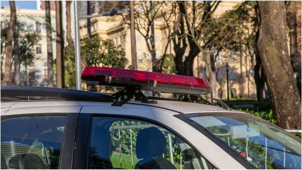foto mostra a parte de cima de um carro da polícia