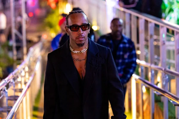 Imagem colorida de Lewis Hamilton no GP de Las Vegas- Metrópoles