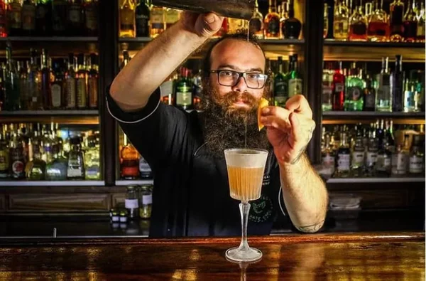 Bartender morre após batida em sua bicicleta; polícia investiga