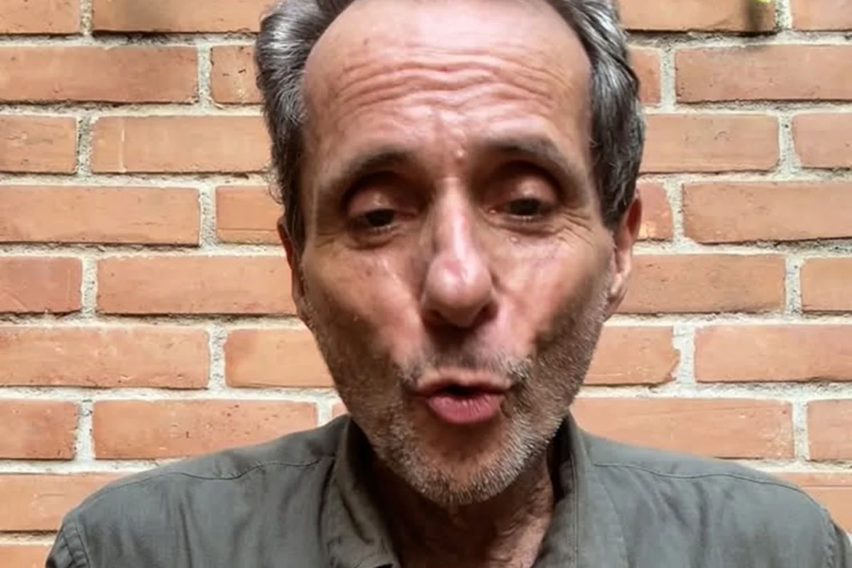Tony Bellotto grava vídeo para as redes sociais Tony Bellotto grava vídeo para as redes sociais