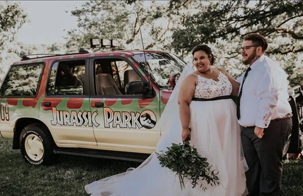 Casal gasta 25 mil dólares em casamento com o tema Jurassic Park