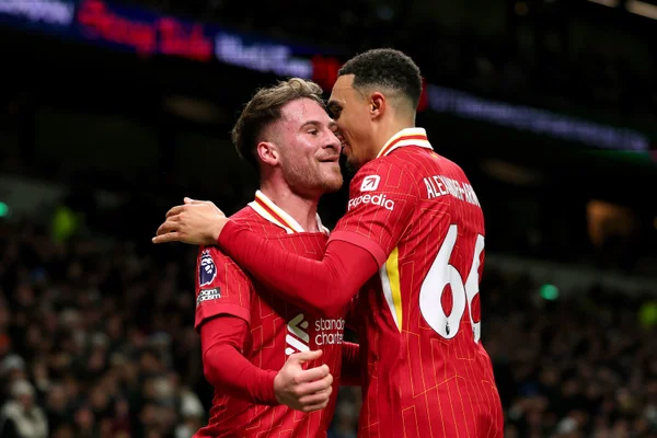 Foto colorida de Mac Allister e Arnold, comemorando gol do Liverpool - Metrópoles