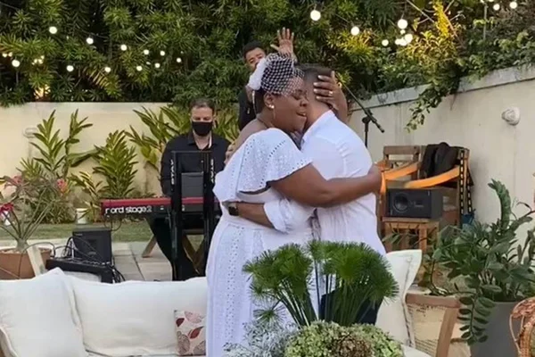 Cacau Protásio se casa com cadela como “daminha”. Veja fotos