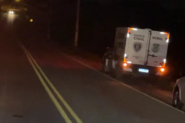 Suspeito é morto enquanto assaltava família em estrada, diz polícia