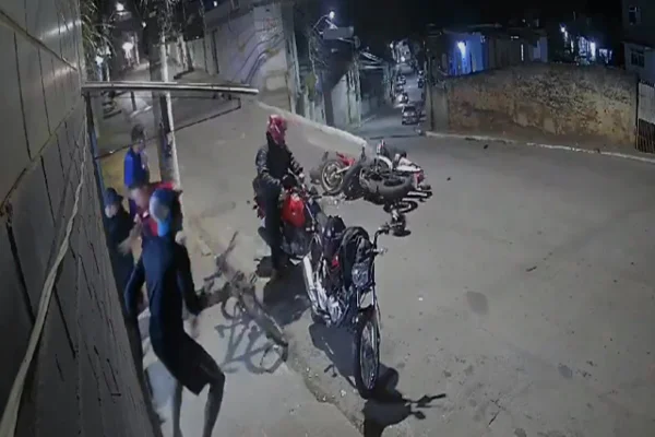 Pedaços de moto e pessoas ao redor