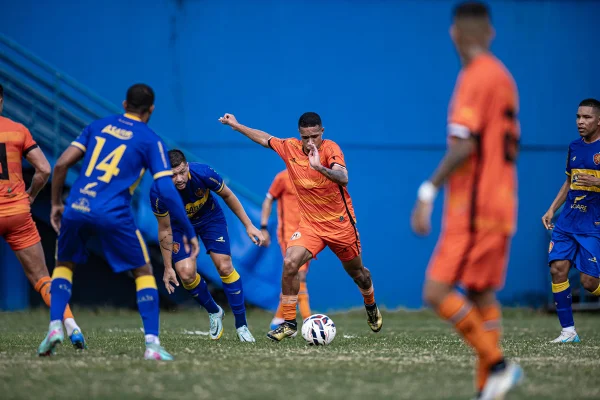 Jogador do Manauara tenta escapar de marcação do GAS na Série D