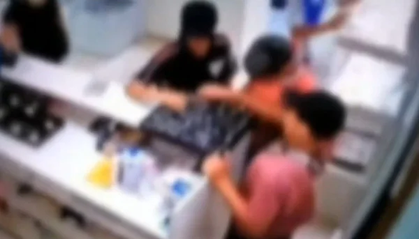 Imagem de três adolescente olhando caixa de joias - Metrópoles