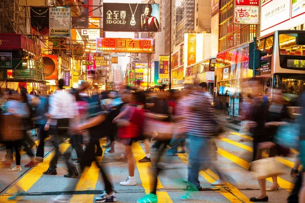 Cidadãos chineses circulam por área comercial em meio a aumento das tensões diplomáticas