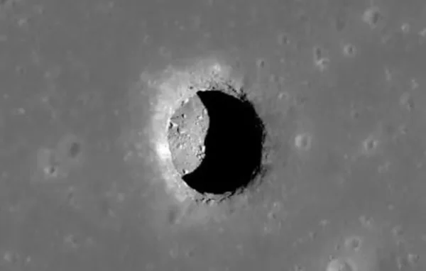 Imagem colorida de caverna na Lua que poderia abrigar humanos - Metrópoles