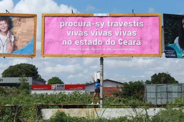 Artista questiona memória travesti por meio de outdoors em Fortaleza