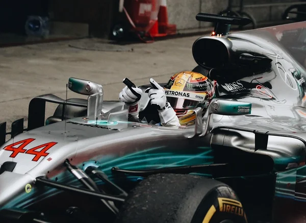 Mercedes e Hamilton vivem ansiedade em relação à renovação de contrato