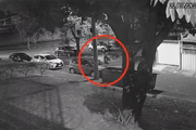 Dois homens foram flagrados por uma câmera de segurança furtando a roda de um carro