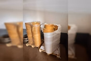 Também foram apreendidas 4,8 toneladas de fumo a granel, embalagens, filtros e um equipamento artesanal utilizado na secagem do tabaco.