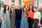 Bruce Willis, a esposa Emma e Demi Moore posam juntos durante evento