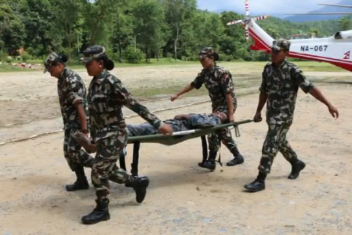Exército nepalês trabalha no resgate de vítimas de enxurrada de lama Exército nepalês trabalha no resgate de vítimas de enxurrada de lama
