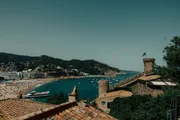 Vila Vella e a Praia Gran em Tossa de Mar, na Costa Brava, Catalunha, Espanha Vila Vella e a Praia Gran em Tossa de Mar, na Costa Brava, Catalunha, Espanha